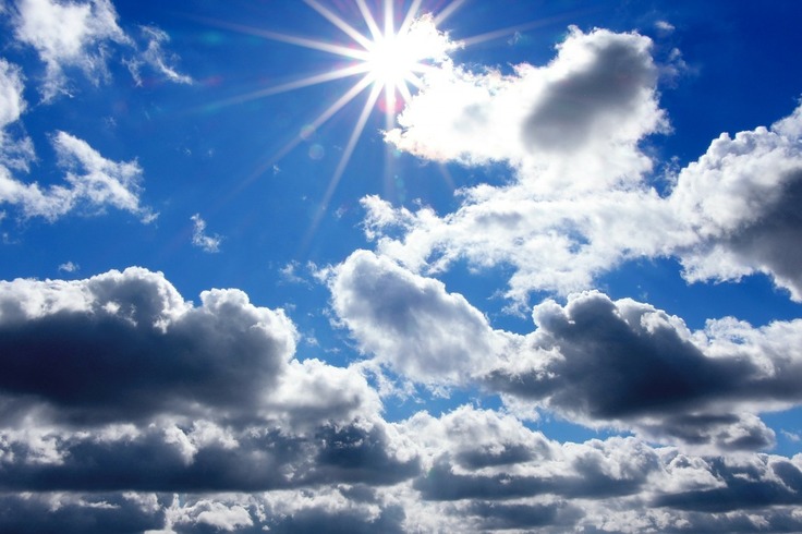 Schmuckgrafik mit einer Sonne, blauem Himmel und einigen Wolken